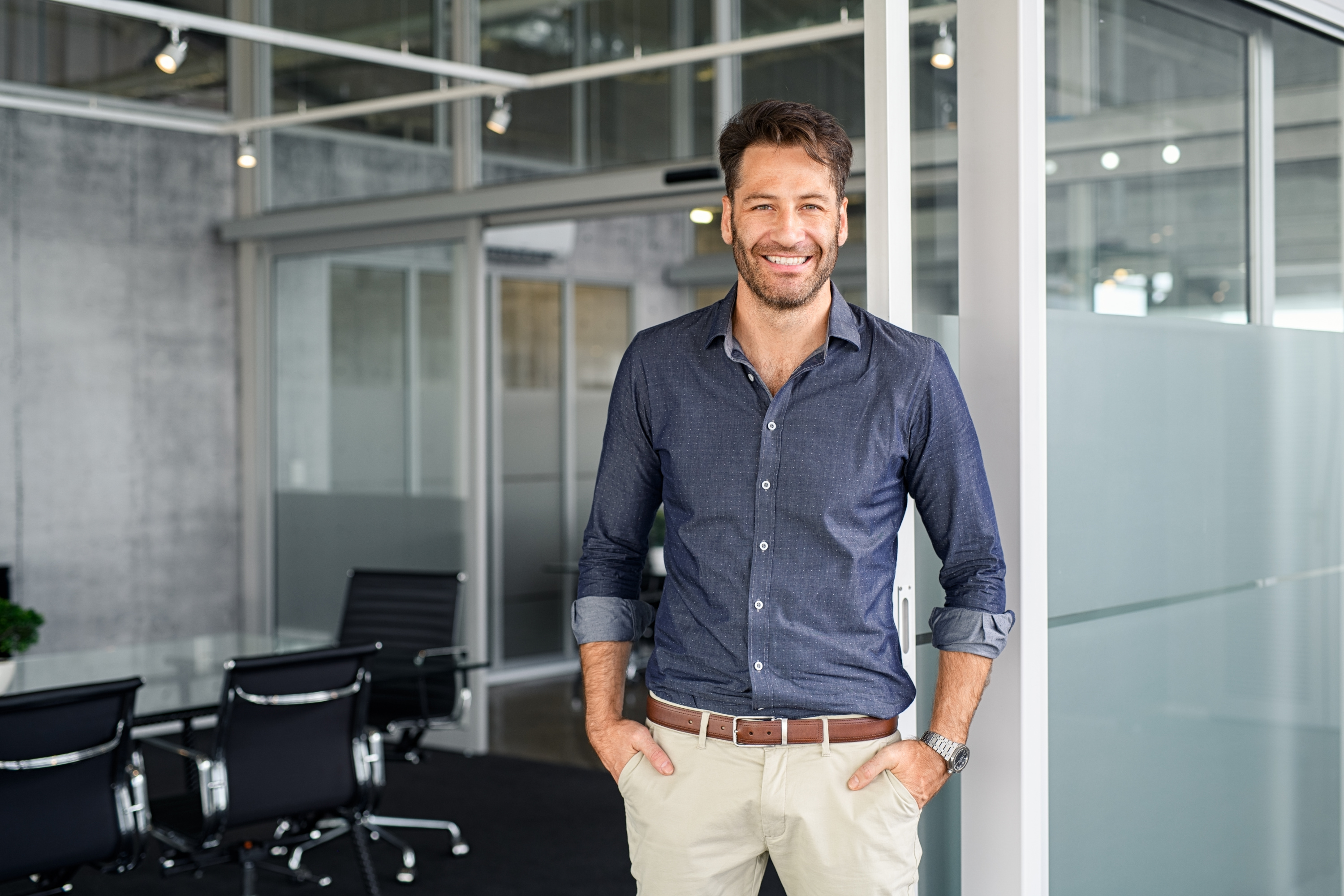 Netter Berater vor Bürozimmer